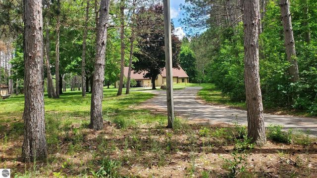 2704 W Deerfield Road, Mt Pleasant, MI 48858