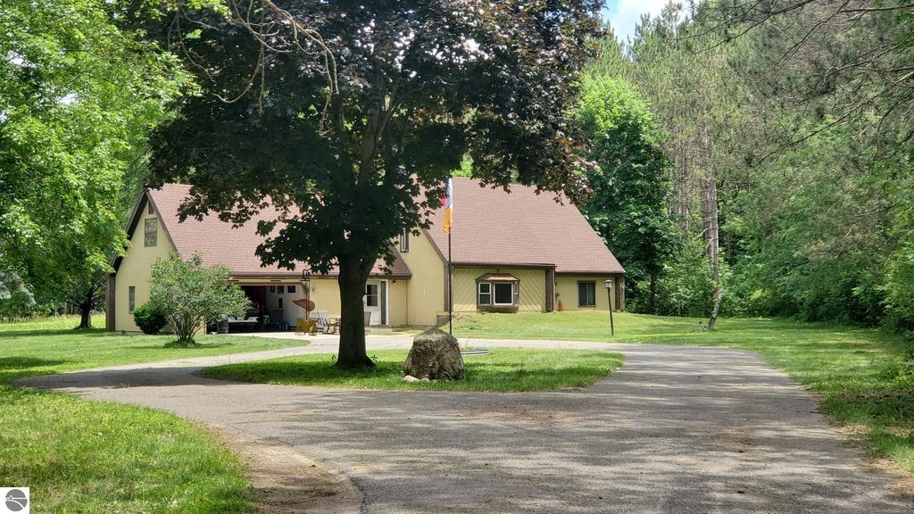 2704 W Deerfield Road, Mt Pleasant, MI 48858