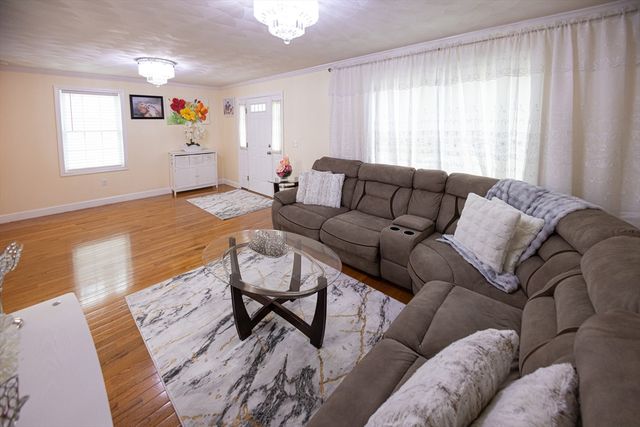 76 River St, Lynn, MA 01905