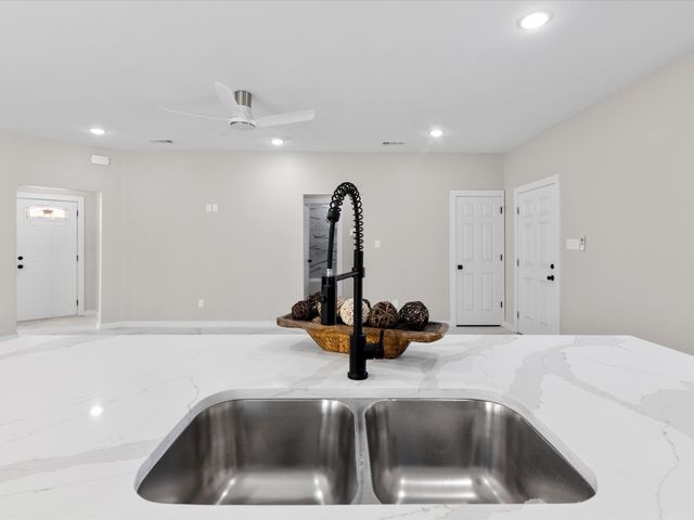 801 E Tyler Street, Ennis, TX 75119
