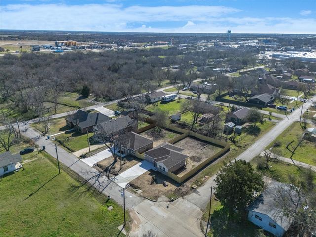 801 E Tyler Street, Ennis, TX 75119