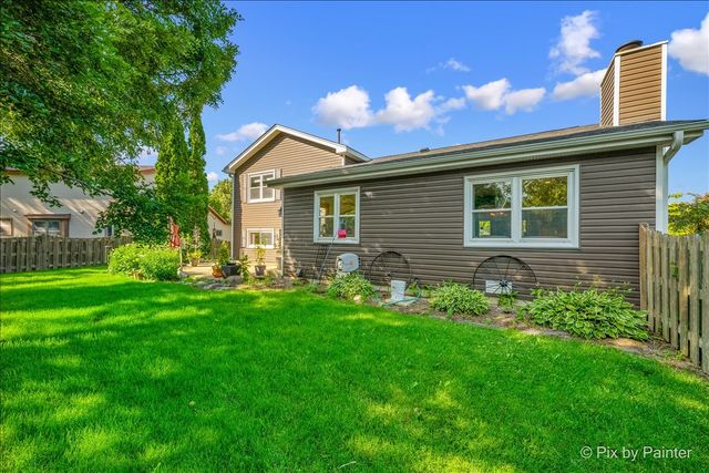 1021 Colony Drive, Crystal Lake, IL 60014