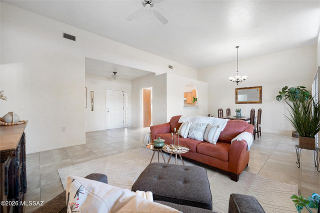 140 E Paseo De Golf, Green Valley, AZ 85614