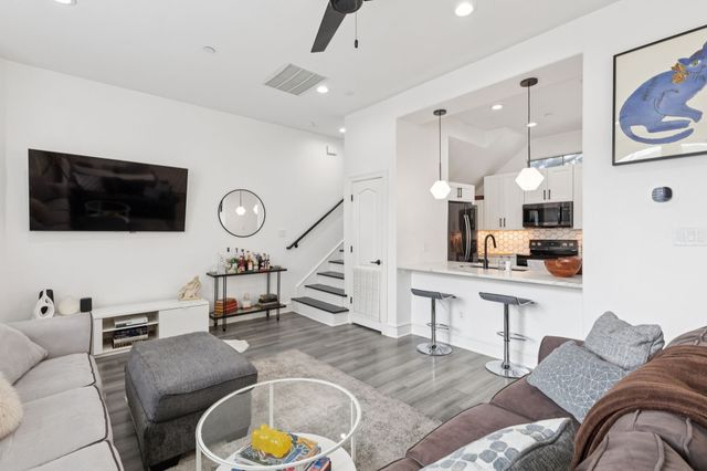 2100 N Fitzhugh Avenue D, Dallas, TX 75204