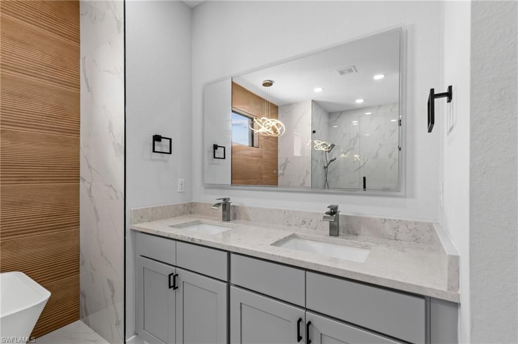 Image 18 of property listing at 3921 NW 40th LN, Cape Coral, FL 33993
