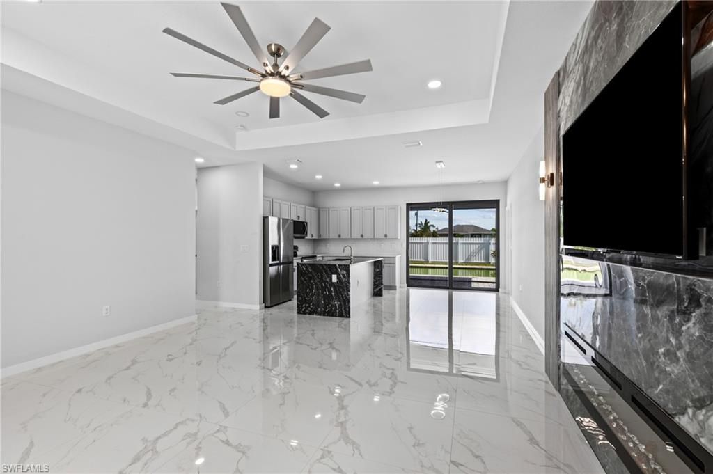Image 3 of property listing at 3921 NW 40th LN, Cape Coral, FL 33993