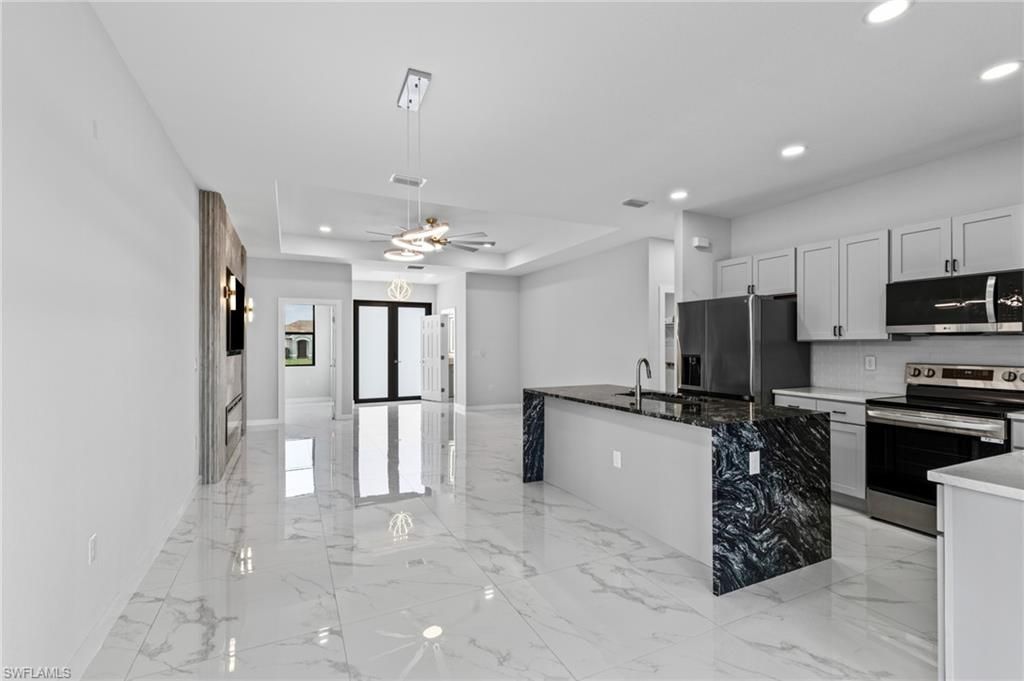 Image 6 of property listing at 3921 NW 40th LN, Cape Coral, FL 33993
