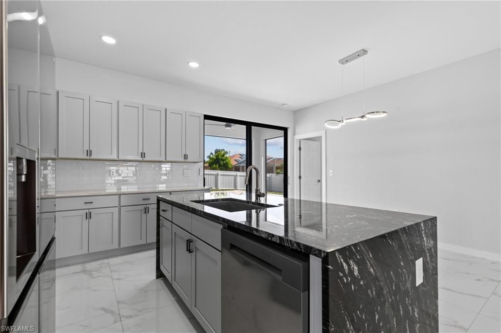 Image 8 of property listing at 3921 NW 40th LN, Cape Coral, FL 33993