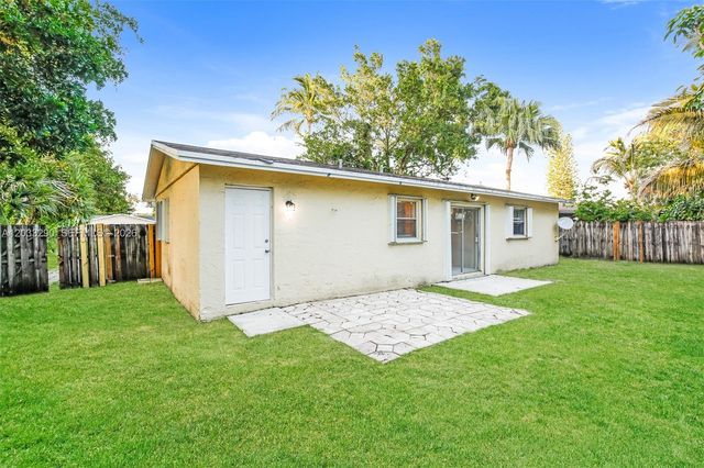 7820 SW 9th St, North Lauderdale, FL 33068