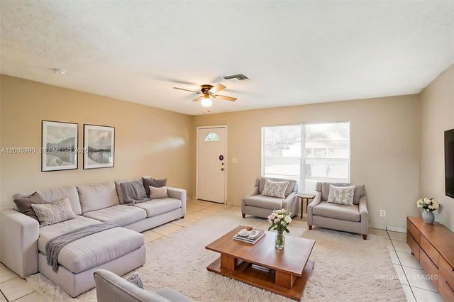 7820 SW 9th St, North Lauderdale, FL 33068
