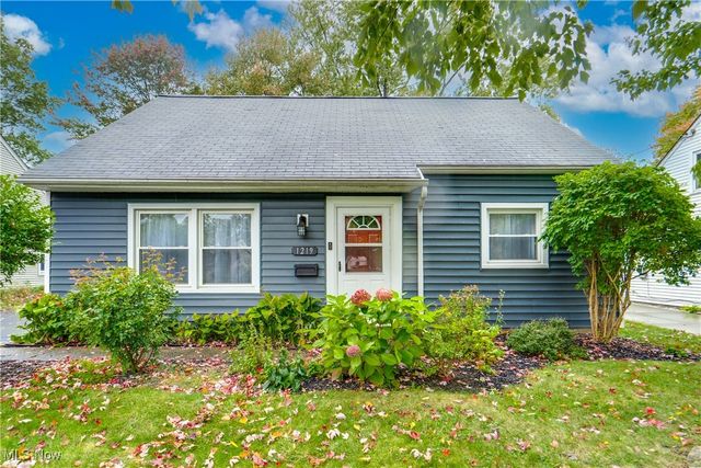 1219 Curtis Avenue, Cuyahoga Falls, OH 44221