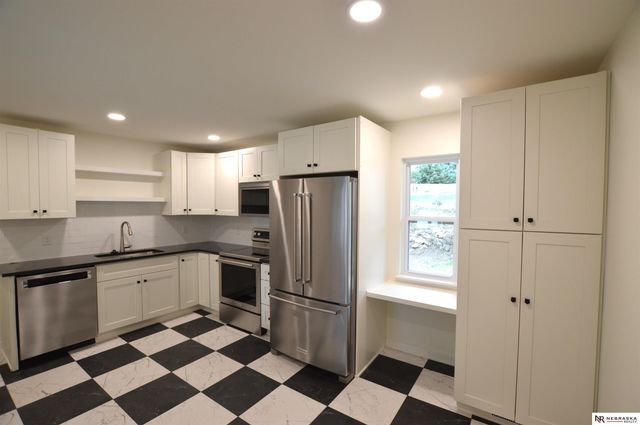5815 J Street, Lincoln, NE 68510