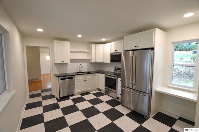 5815 J Street, Lincoln, NE 68510