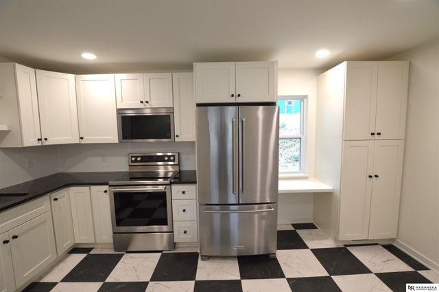 5815 J Street, Lincoln, NE 68510