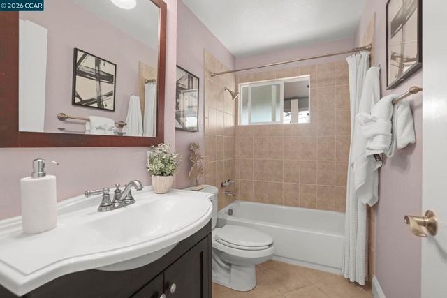 202 Christie Dr, Martinez, CA 94553