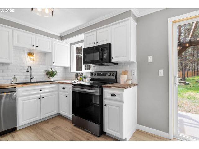 16465 WHITE BUCK Ave, La Pine, OR 97739