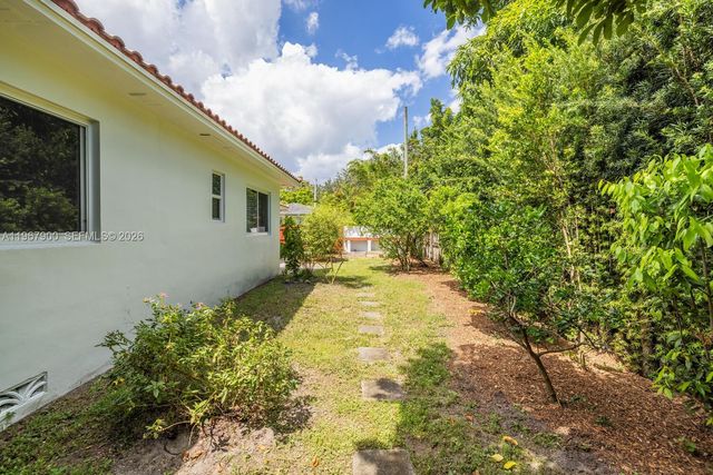 801 NE 118th St, Biscayne Park, FL 33161