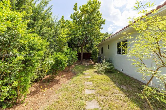 801 NE 118th St, Biscayne Park, FL 33161