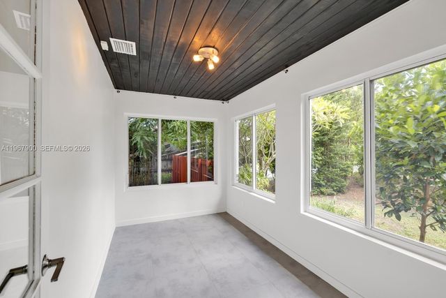 801 NE 118th St, Biscayne Park, FL 33161