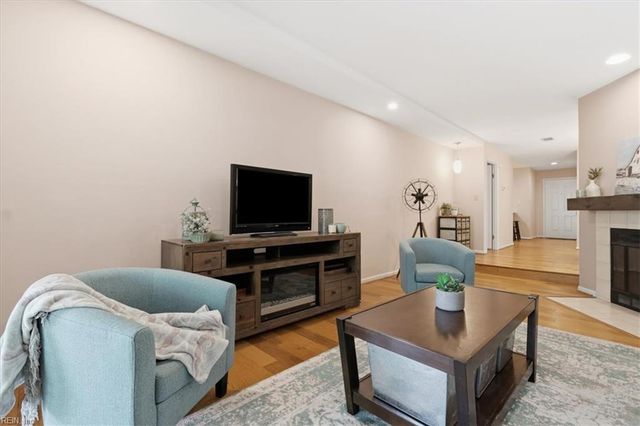 255 College Cross Apt 42, Norfolk, VA 23510