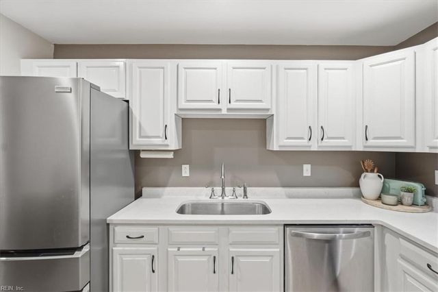 255 College Cross Apt 42, Norfolk, VA 23510