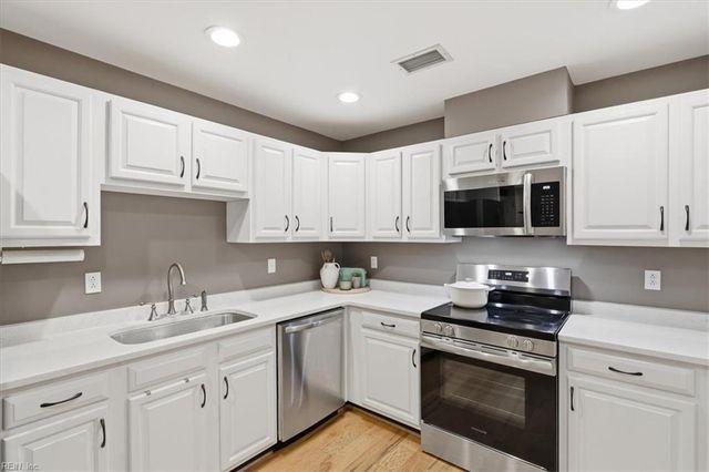 255 College Cross Apt 42, Norfolk, VA 23510