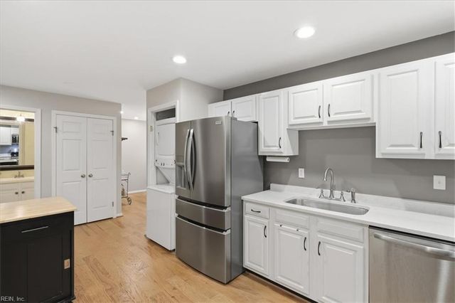 255 College Cross Apt 42, Norfolk, VA 23510