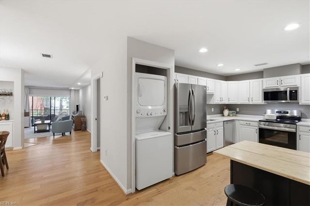 255 College Cross Apt 42, Norfolk, VA 23510