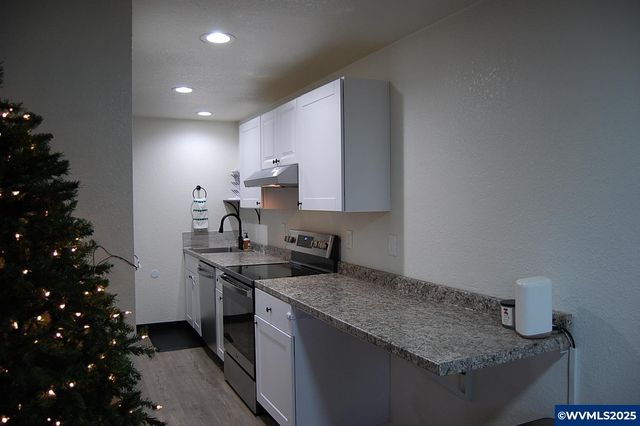 2240 Maplewood Dr S Dr, Salem, OR 97306