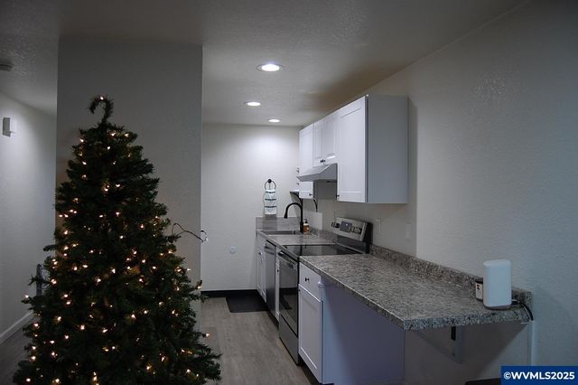 2240 Maplewood Dr S Dr, Salem, OR 97306