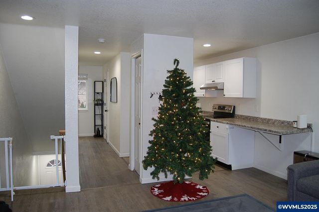 2240 Maplewood Dr S Dr, Salem, OR 97306