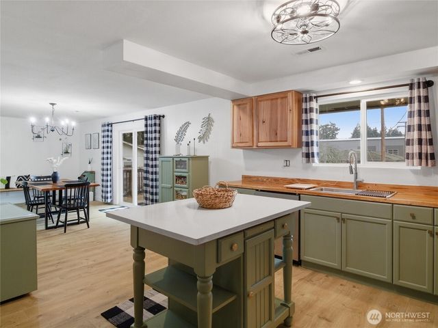 216 Shadow Lane NE, Olympia, WA 98506