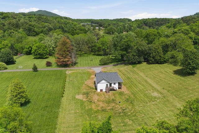 155 Waldorf Place, Brasstown, NC 28902
