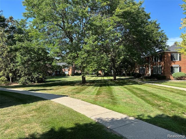 766 E Fox Hills Drive 152, Bloomfield Hills, MI 48304