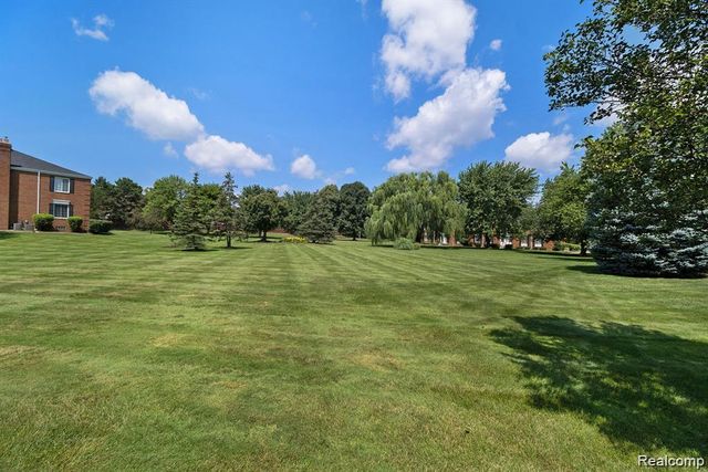 766 E Fox Hills Drive 152, Bloomfield Hills, MI 48304