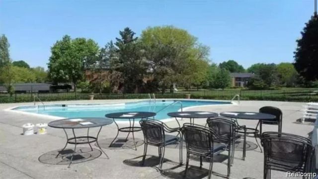 766 E Fox Hills Drive 152, Bloomfield Hills, MI 48304