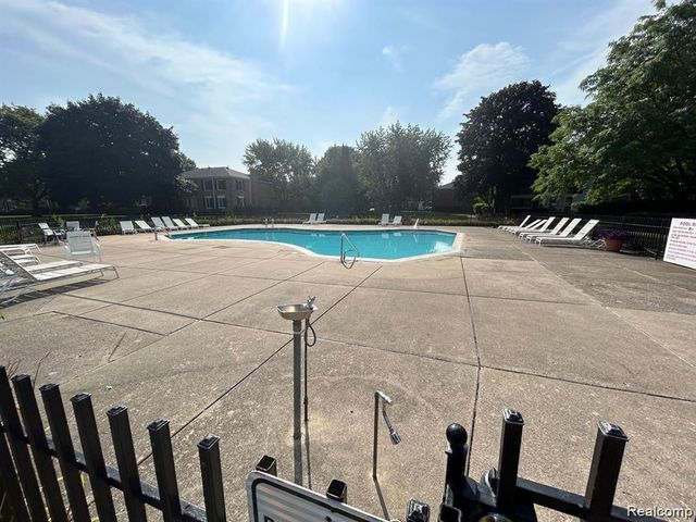 766 E Fox Hills Drive 152, Bloomfield Hills, MI 48304