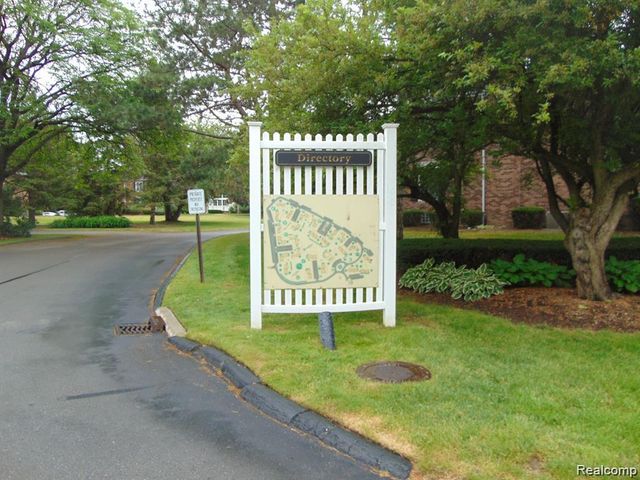 766 E Fox Hills Drive 152, Bloomfield Hills, MI 48304