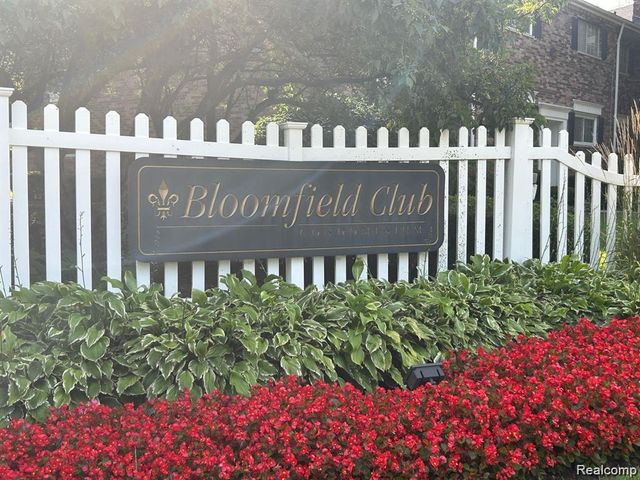 766 E Fox Hills Drive 152, Bloomfield Hills, MI 48304