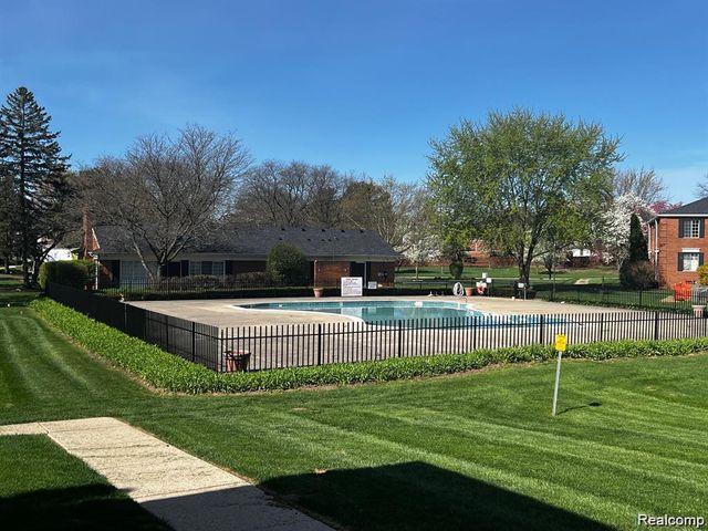 766 E Fox Hills Drive 152, Bloomfield Hills, MI 48304