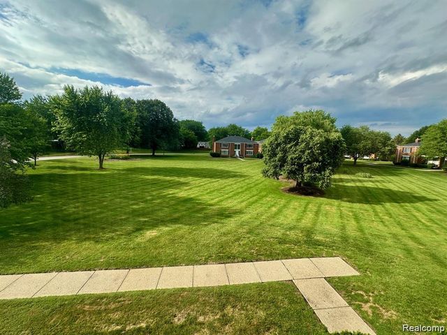 766 E Fox Hills Drive 152, Bloomfield Hills, MI 48304
