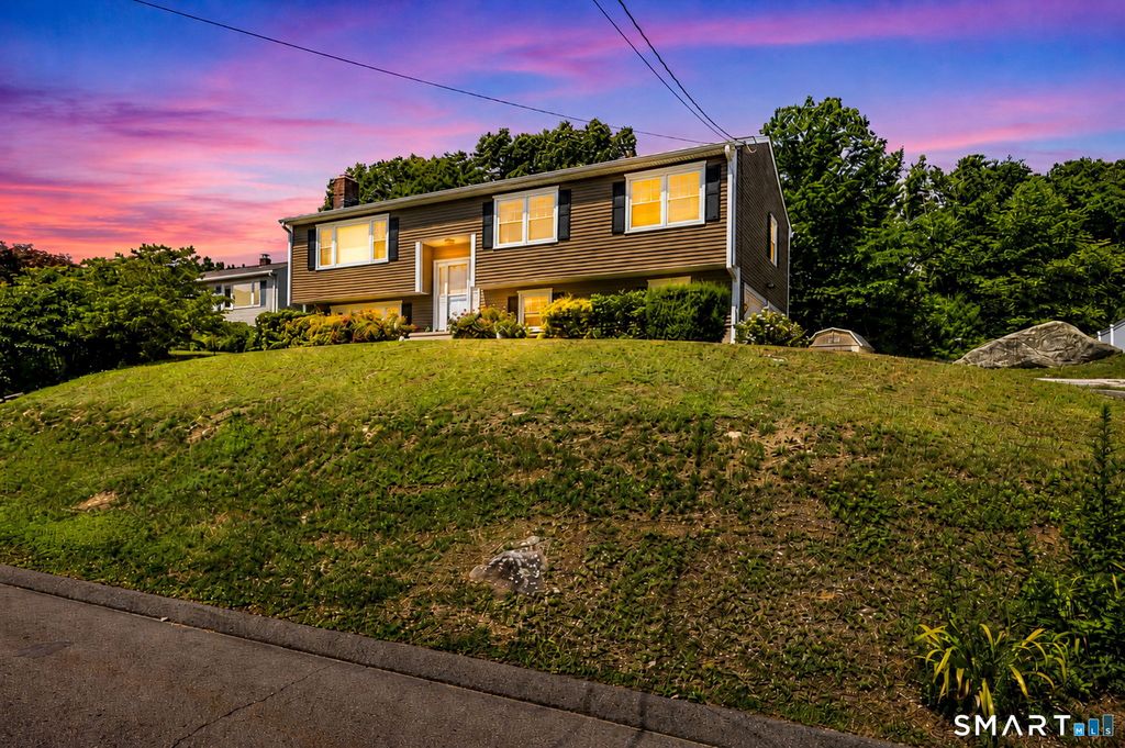 10 Hodio Drive, Ansonia, CT 06401