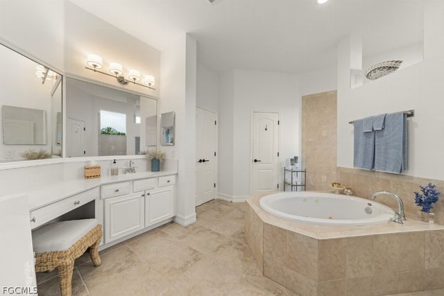 2648 Fairmont Isle CIR, Cape Coral, FL 33991