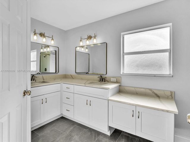 2022 NW 9th Terrace, Cape Coral, FL 33993