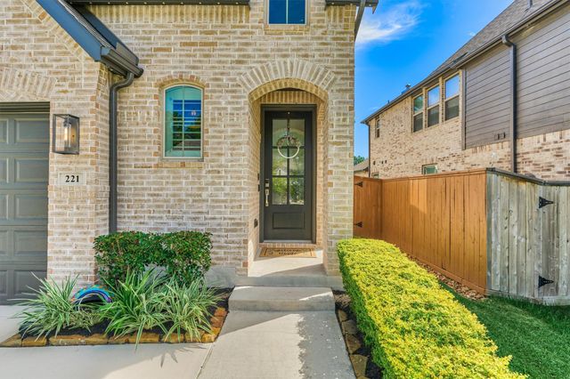 221 Sky Top Drive, Montgomery, TX 77316