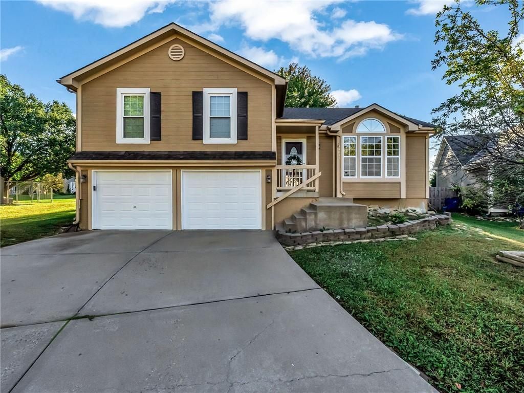 12621 S Clinton Court, Olathe, KS 66061