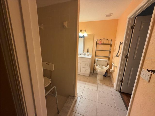 39106 GRAYS AIRPORT ROAD, Lady Lake, FL 32159