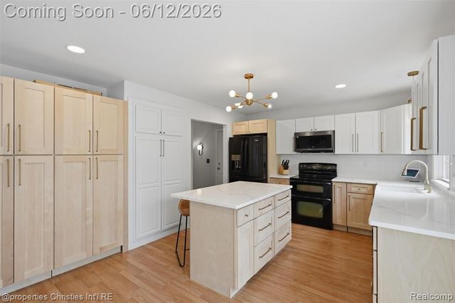 124 Rexton Street, Novi, MI 48377