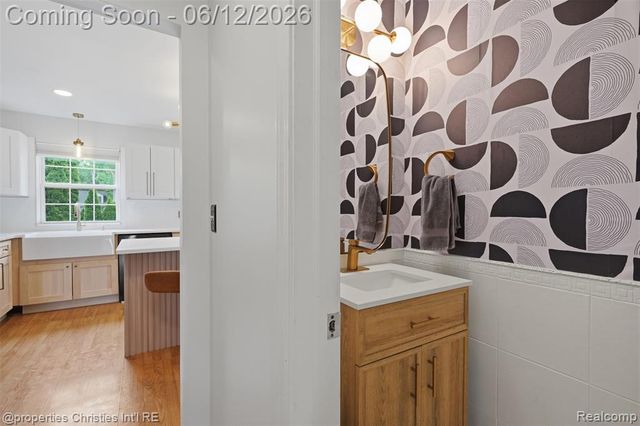124 Rexton Street, Novi, MI 48377