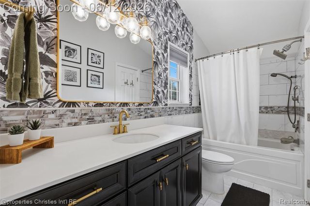124 Rexton Street, Novi, MI 48377